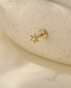 Pendiente de Oreja Individual de Plata S925 con Baño de Oro de 18K, Diseño Hexagrama Geométrico con Flecos Florales y Circonita Marquise, Joyería para Cartílago de Oreja - Product Image 2