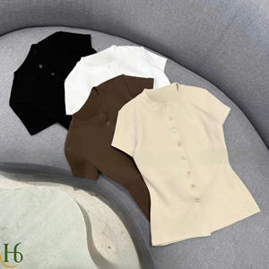 Camiseta de Mujer con Botones, Hecha en Vietnam, Cuello Redondo, Casual, Manga Corta, Mezcla de Poliéster, Cierre de Botones Frontales, Largo Regular - Product Image 1