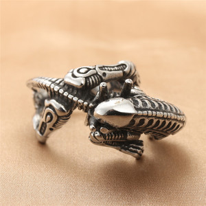 Bague vampire en acier inoxydable pour hommes, forme animale, couleur argent, style punk, bijoux cadeau 213018 - Product Image 1