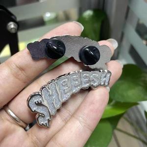 Yeni tasarım mektup pimleri Glitter aydınlık şapka <span class=keywords><strong>Pin</strong></span> karikatür sevimli Anime Metal yumuşak sert özel emaye <span class=keywords><strong>Pin</strong></span> yaka - Product Image 3