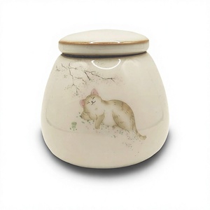 Urna para Cenizas de Mascotas de Porcelana Blanca con Diseño de Gatito Durmiendo y Flor de Cerezo, Capa Interior Anti-Grietas - Product Image 1