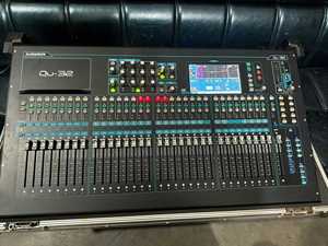 มิกเซอร์มืออาชีพ <span class=keywords><strong>QU32</strong></span> คอนโซลมิกซ์เสียงสำหรับคอนเสิร์ต แสงสีเสียง งานอีเว้นท์ การแสดงบนเวที - Product Image 6