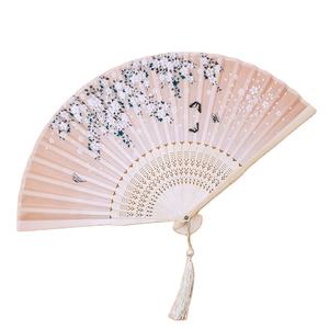 Éventail pliant japonais en bambou sculpté, style antique, idéal pour mariage, avec pompon décoratif, fait main – Grande Vente - Product Image 5