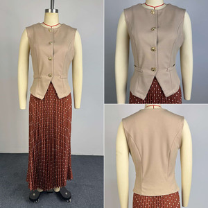 HK73852 Completo Estivo da Ufficio per Donna: Gilet Senza Maniche Monopetto e Gonna Lunga Plissettata a Pois - Product Image 6