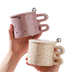 แก้วกาแฟพอร์ซเลนขนาด 350 มล. พร้อมหูจับและช้อน ลายจุดน่ารัก สีสันสดใส ของขวัญสำหรับคู่รัก พร้อมฝาปิด สำหรับการตั้งแคมป์ - Product Image 1
