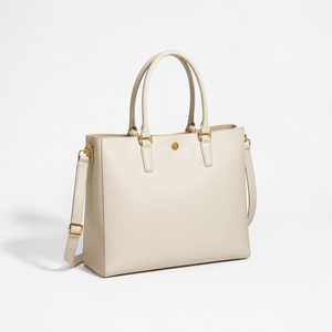 Bolso Tote Estructurado de Cuero Vegano para Mujer con Cierre Magnético, Asas Enrolladas, Herrajes en Oro Mate y Combinación de Colores Personalizada - Product Image 2