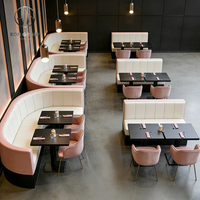 Ensemble de mobilier de restaurant blanc courbé pour café : chaises, tables, banquettes et canapés pour café et salon de thé