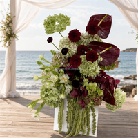 Bola Bunga Hydrangea Hijau Burgundy Ramah Lingkungan yang Elegan dengan Sentuhan Alami untuk Upacara Pernikahan di Gereja Dalam Ruangan dengan Pita Gantung