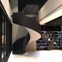Escalier incurvé moderne en noir élégant, taille personnalisée, pour l'intérieur