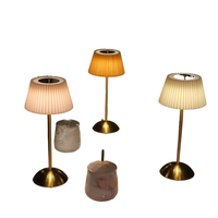 Nouvelle lampe de table en métal rechargeable sans fil, à commande tactile et à intensité variable, avec abat-jour plissé, pour la maison ou le bar.
