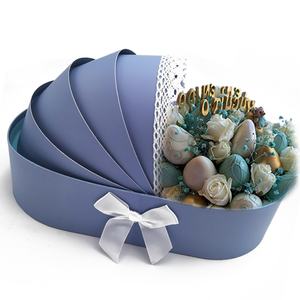 Panier en carton en forme de lit de bébé pour arrangement floral de fraises, idéal pour les cadeaux de baby shower - Product Image 5