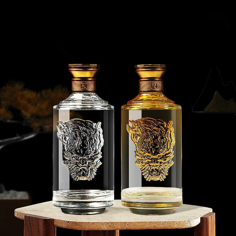 Botella de alcohol de cristal sin plomo para licor, decantador de whisky con diseños grabados de Tigre de forma redonda y logotipo personalizado