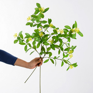 Feuilles d'eucalyptus artificielles Flower Delight avec fleurs jaunes, fleurs en soie, imperméables, décoration intérieure, accessoires de mariage - Product Image 1