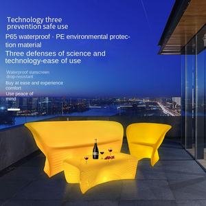 أريكة عصرية مضيئة مع طاولة قهوة مقاومة للماء، أثاث لغرفة المعيشة والبار مصنوع من البلاستيك المتين - Product Image 1