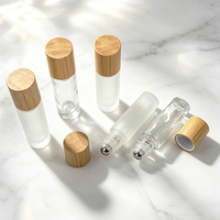 Flacon roll-on en verre givré de 10 ml pour huiles essentielles avec option d'impression sérigraphique et de logo personnalisé