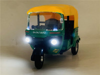 Coche de juguete de Metal con luz, triciclo indio de plástico fundido a presión, música, HN877983, 1:14