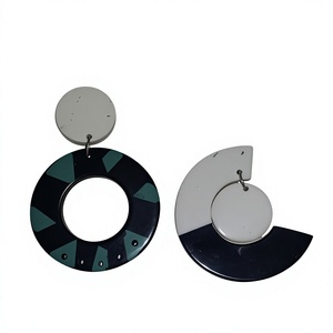 Boucles d'oreilles créoles en résine faites à la main, design tendance et classique, pour femme, bijoux de mode pour mariage et soirée - Product Image 6