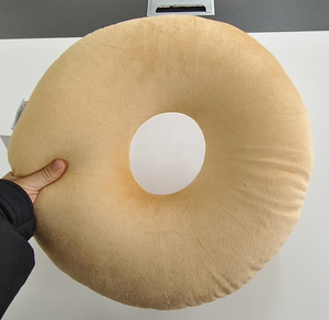 Coussin rond en peluche personnalisé avec logo, en forme de donut, avec trou pour oreilles, pour dormeurs - Product Image 3