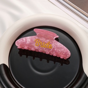 YIYI カスタム ファッション ヨーロピアン レディース 文字入り ヘアクリップ ラージ クラシック 刻印 ゴールドカラー アセテート ヘアクロウ ガールズ ヘアクリップ - Product Image 4