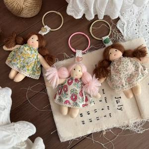 Porte-clés en tissu de poupée de dessin animé mignonne avec cheveux tressés, robe florale, pendentif en tissu, ornement à suspendre pour sac, décoration de sac à dos pour filles - Product Image 2