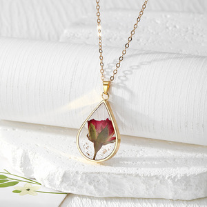 Colliers en chaîne dorée avec pendentif goutte d'eau en résine et fleurs séchées, ras-de-cou floral pour <span class=keywords><strong>femme</strong></span>, <span class=keywords><strong>bijoux</strong></span> d'été à superposer - Product Image 2