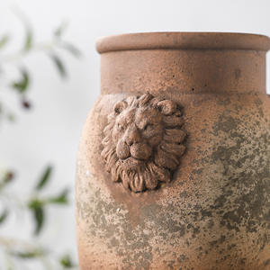 Jarrón de Cemento Rojo de Cerámica Rústica Hecho a Mano Estilo Bohemio Antiguo, Adorno Creativo para Plantas Verdes, Pequeño Recipiente para Flores, Vietnam. ¡Felicidades! - Product Image 2