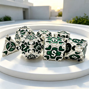 Adorno Metálico Esmaltado con Base Plateada y Motivos Florales en Forma de Corazón, Dos Opciones de Color para Colección de Juegos de Mesa - Product Image 3