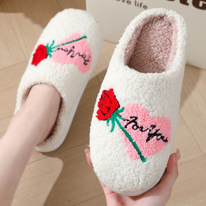 2025 Día de San Valentín invierno cálido hogar zapatillas Unisex bordado dibujos animados amor corazón flores zapatillas peludas - Product Image 2