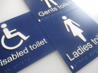 Panneaux de toilettes braille ADA personnalisés, plaques de nom de chambre d'hôtel personnalisées avec éclairage néon, étiquettes de porte en acrylique pour entreprises