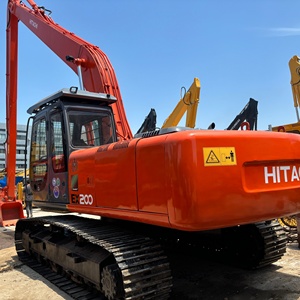 Excavadora de cadenas Hitachi EX200 usada de 20 toneladas, cabina cerrada naranja con etiquetas de seguridad - Product Image 1