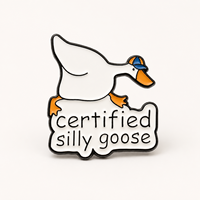 Broche personnalisée moderne et humoristique en émail dur avec motif d'oie et slogan certifié, épingle de collection en métal moulé sous pression plaqué avec logo personnalisé pour