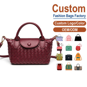 Bolso cruzado de piel sintética tejida – Líneas compactas y elegantes | Silueta de inspiración retro y refinada | Disponible en Múltiples Colores - Product Image 1