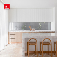 Panneau de porte cannelé en stratifié imitation bois Alland, blanc, pour armoire de cuisine traditionnelle avec tiroir à glissière en marbre, robinet d'évier et îlot