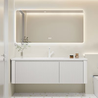 Meuble-lavabo flottant moderne de style côtier, en contreplaqué blanc avec panneau cannelé et bord arrondi, vasque en céramique, miroir LED et armoire latérale avec niche