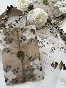 Carte de vœux élégante en papier artistique à motif floral avec estampage doré et finition en vélin translucide pour invitations de mariage - Product Image 1