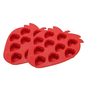 Molde de silicona reutilizable para cubitos de hielo con forma de fresa - Product Image 3