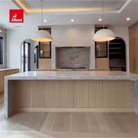 Armoire de cuisine sur mesure Alland en chêne blanc scié à deux tons avec porte vitrée, îlot cannelé en quartzite naturel