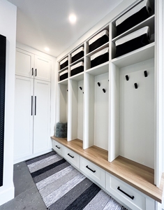 Meuble de rangement compact en bois pour entrée d'appartement CANA, avec tour à linge haute et banc – Vente en gros - Product Image 1