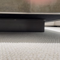 Table basse rectangulaire moderne de luxe avec surface en céramique vert sauge et base flottante en acier à profil bas pour salon