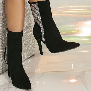 Bottines courtes en daim noir à talon fin, ornées de strass et de cristaux argentés, à bout pointu - Product Image 4