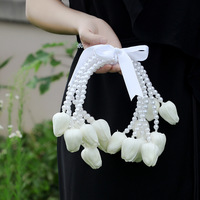 Bouquet de mariée vintage européen élégant avec lys calla, lotus et perles, sur chaîne en plastique, pour une belle mariée, fleur à tenir en main pour la cérémonie de mariage