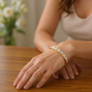 Brazalete Angelina Chapado en Oro con Incrustaciones de Madreperla, Joyería Minimalista para Mujer, Uso Diario - Product Image 2