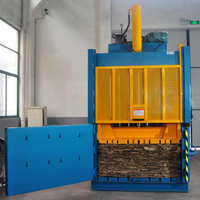 Presse verticale compacte pour le recyclage du carton, du papier usagé et du plastique