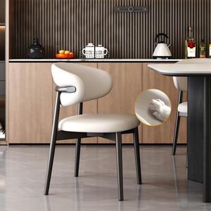 Chaise de salle à manger en bois massif italienne avec revêtement en cuir, design ergonomique, minimaliste, moderne, chaise d'appoint de luxe pour la maison - Product Image 4