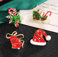 Broche de aleación de moda con diseño navideño de dibujos animados, microincrustaciones de diamantes de imitación, diseño de campana y trineo, insignia conmemorativa, venta al por mayor personalizada