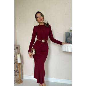 Vestido de Noche Borgoña Ajustado con Cuello Alto, Fruncido y Aberturas, de Satén, Ajuste Cómodo, Cintura Natural - Product Image 2