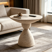 Table d'appoint minimaliste en marbre beige de luxe. Table basse en pierre naturelle élégante et durable avec base sculpturale pour un salon moderne