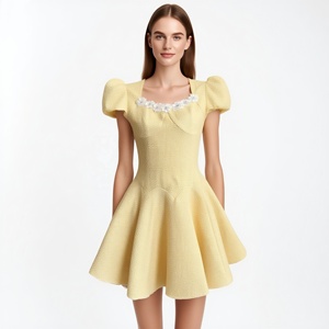 <span class=keywords><strong>Vestido</strong></span> Mini Elegante Personalizado con Mangas Cortas Abullonadas y <span class=keywords><strong>Escote</strong></span> Floral - Product Image 1