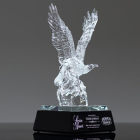 Trophée triangulaire en cristal avec incrustation bleue pour la reconnaissance des partenariats et de la collaboration