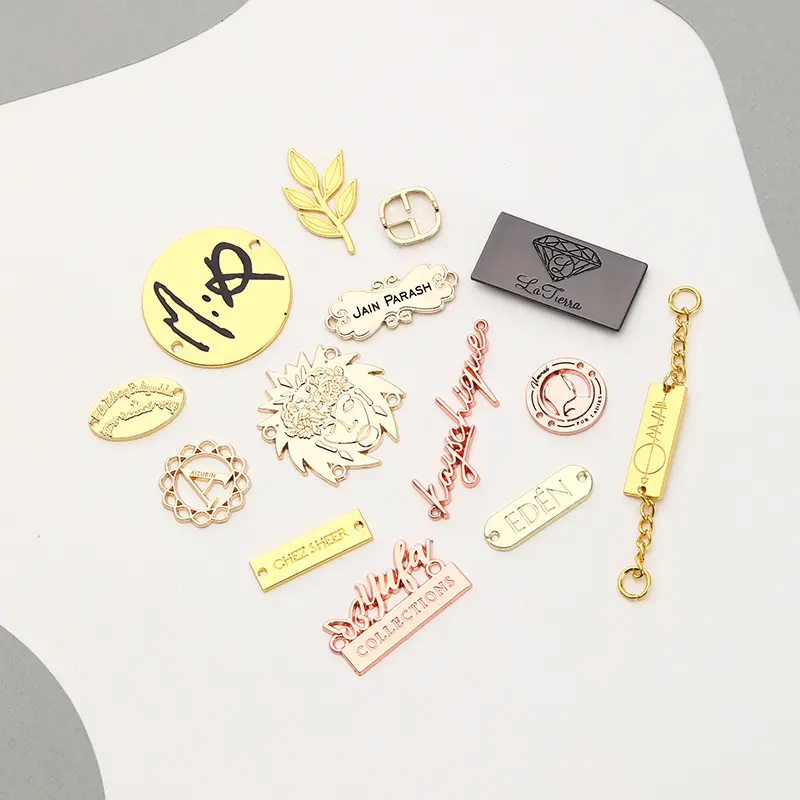 Chapeado ouro personalizado logotipo Metal vestuário rótulo gravado costura saco vestuário Metal etiquetas para bolsas